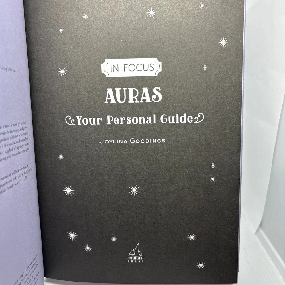 In Focus Auras‎ Your Personal Guide Book with Inch Wall Chart Joylina Goodings